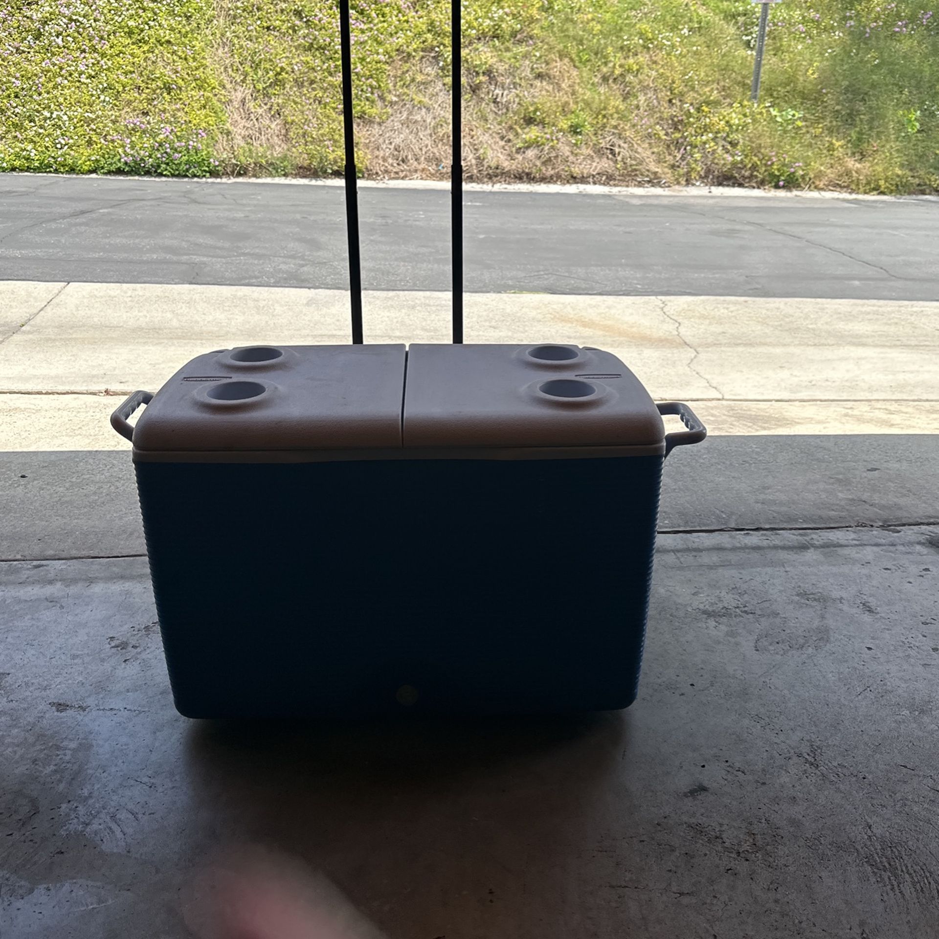 Rubbermaid ice chest for Sale in Riverside, CA OfferUp