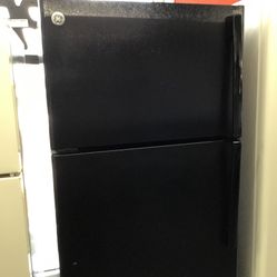 GE 18 Cu Ft Top And Bottom Fridge. 1 year Warranty 