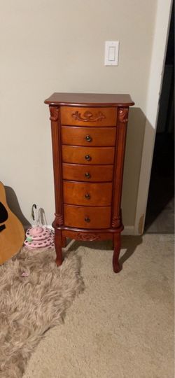 Jewelry dresser