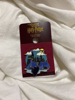 Universal Studios Harry Potter Hogwarts Castle Lake & First Year Boats Pin