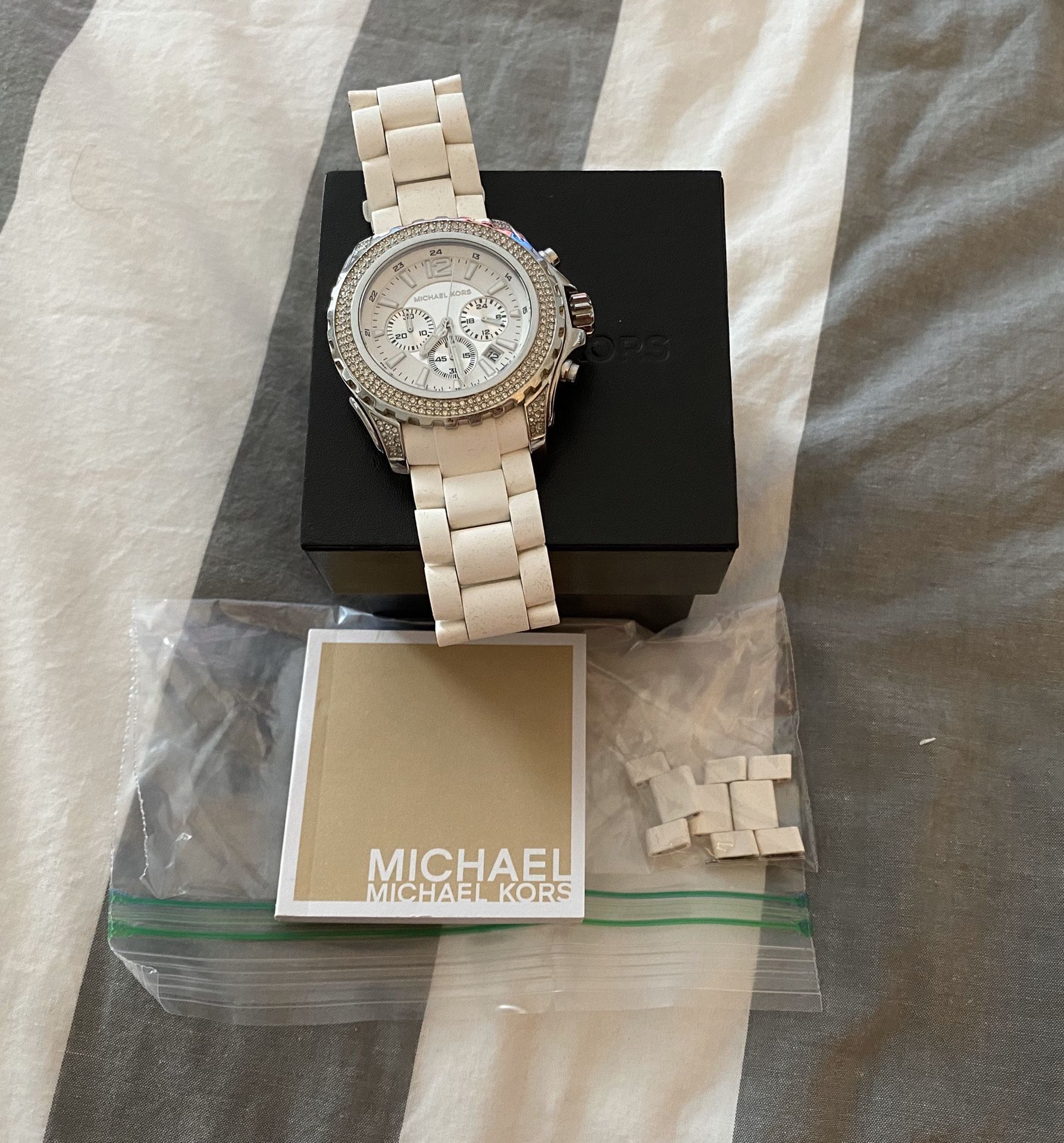 Like New Michael Kors White Silicone Drake Chronograph Watch - MK5621