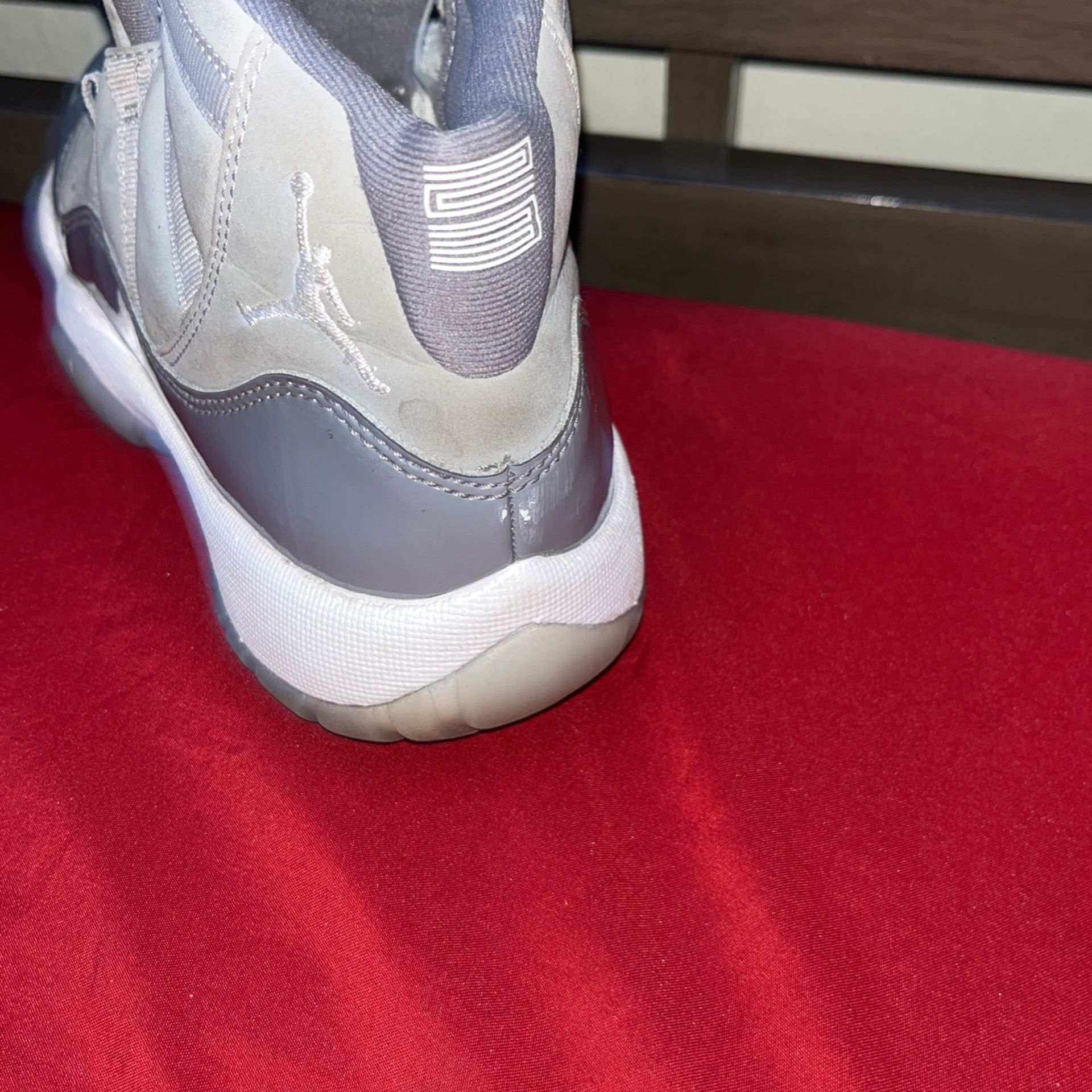 Size Cool Greys shoe laces is in the shoe