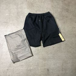Essentials Shorts M/L