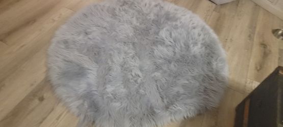 BIG GREY ROUND FURRY RUG 56X56 ALL AROUND IN EXCELLENT CONDITION