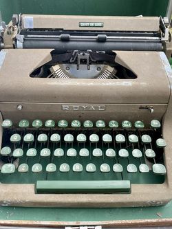 Vintage Royal Deluxe Type Writer