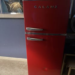 Selling Together Only Fridge 10 cu ft  & Matching Microwave $350 Obo No Lowballing Cash
