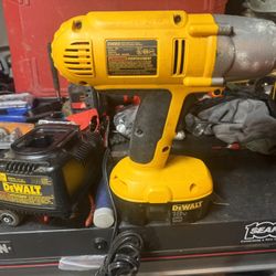 Dewalt DW 059 Heavy Duty Impact Wrench W/battery And Charger Good Condition!