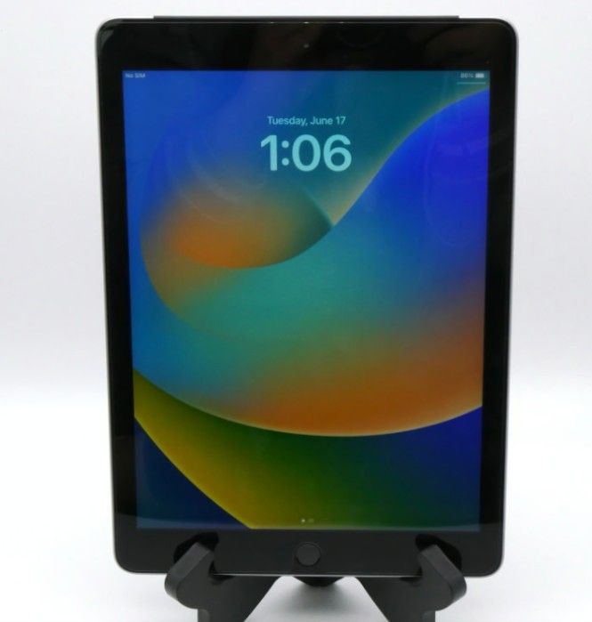 Apple iPad 5th Gen - 9.7” 32GB Wi-Fi + Cellular Space Gray - Model A1823 w/ ZAGG