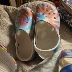  CROCS.... NEW 