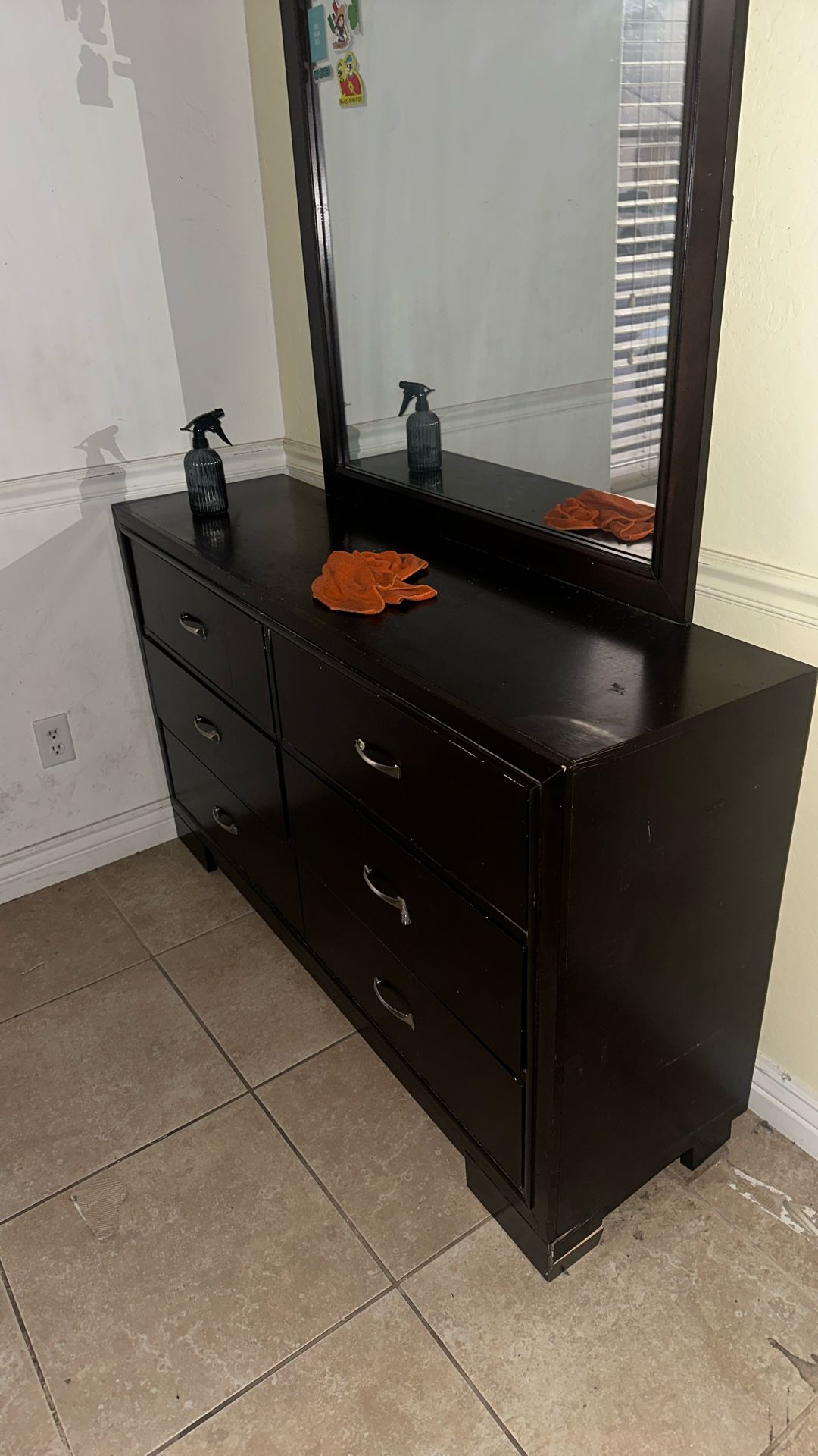 Dresser With Mirror