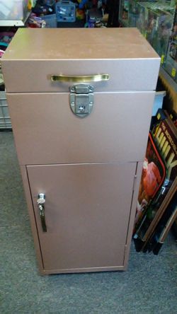 Rolling locker with key