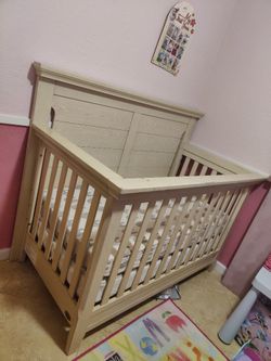 Beautiful Wood Baby Crib Bed W/mattress 
