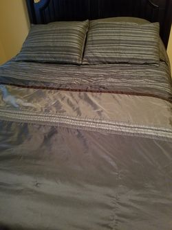 Queen size comforter set
