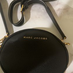 Black leather Marc jacobs purse with double zippers.