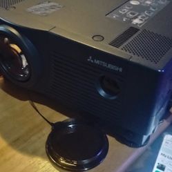 Mitsubishi Portable LCD Projector Model LVP-X300U Great All Around Projector