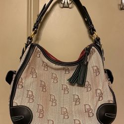 Authentic Dooney & Bourke Shoulder Bag – Like New, Crossbody-Ready! 