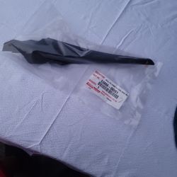 10-15Lexus RX350 Hood to Right Front Fender Seal