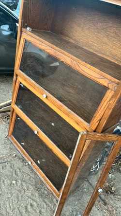 Free cabinet only text if you’re gonna pick it up thank you!!