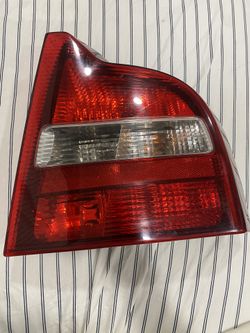 99 -2003 Volvo S80 Rear Right Tail Light 