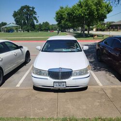 2001 White Lincoln Town car Executive Series 