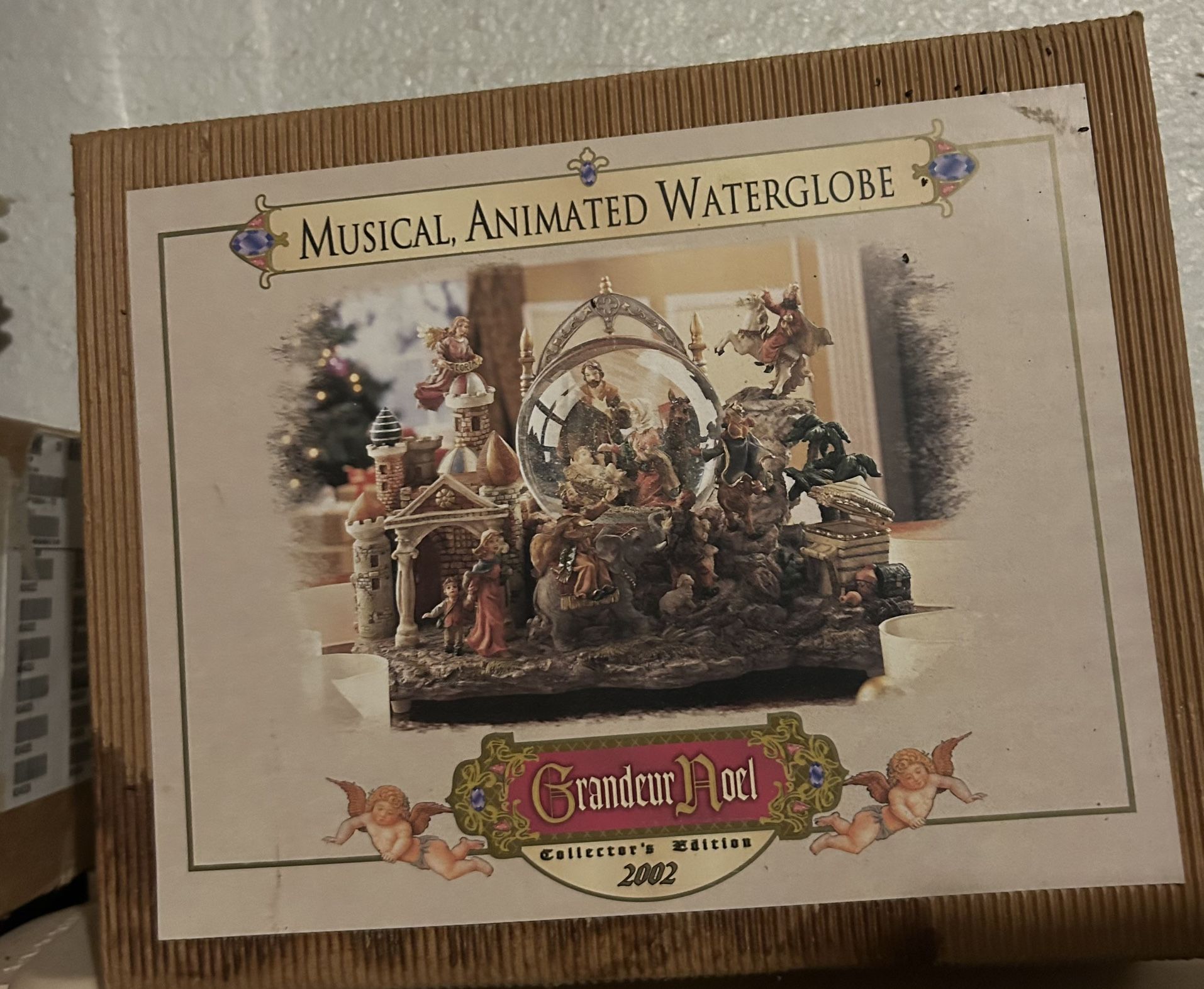 Grandeur Noel Musical Animated Waterglobe Collectors Edition