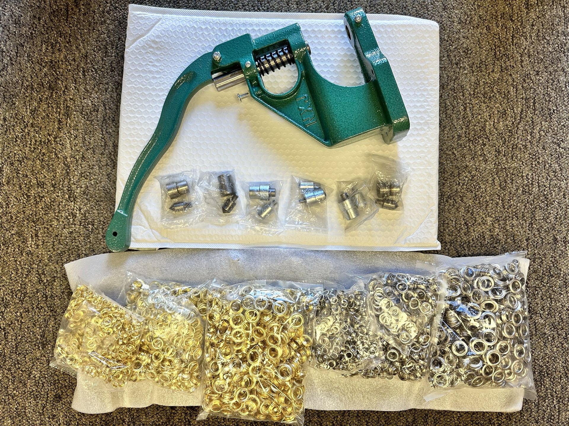 Hole Punch Kit Grommet Tool Kit Hand Press Heavy Duty Eyelet Grommet Machine Punch Tool with 3 Grommet Setting Dies & 3 Hole Punching Dies and 3000Pcs
