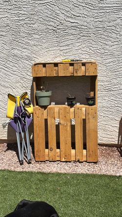 Pallet plant stand