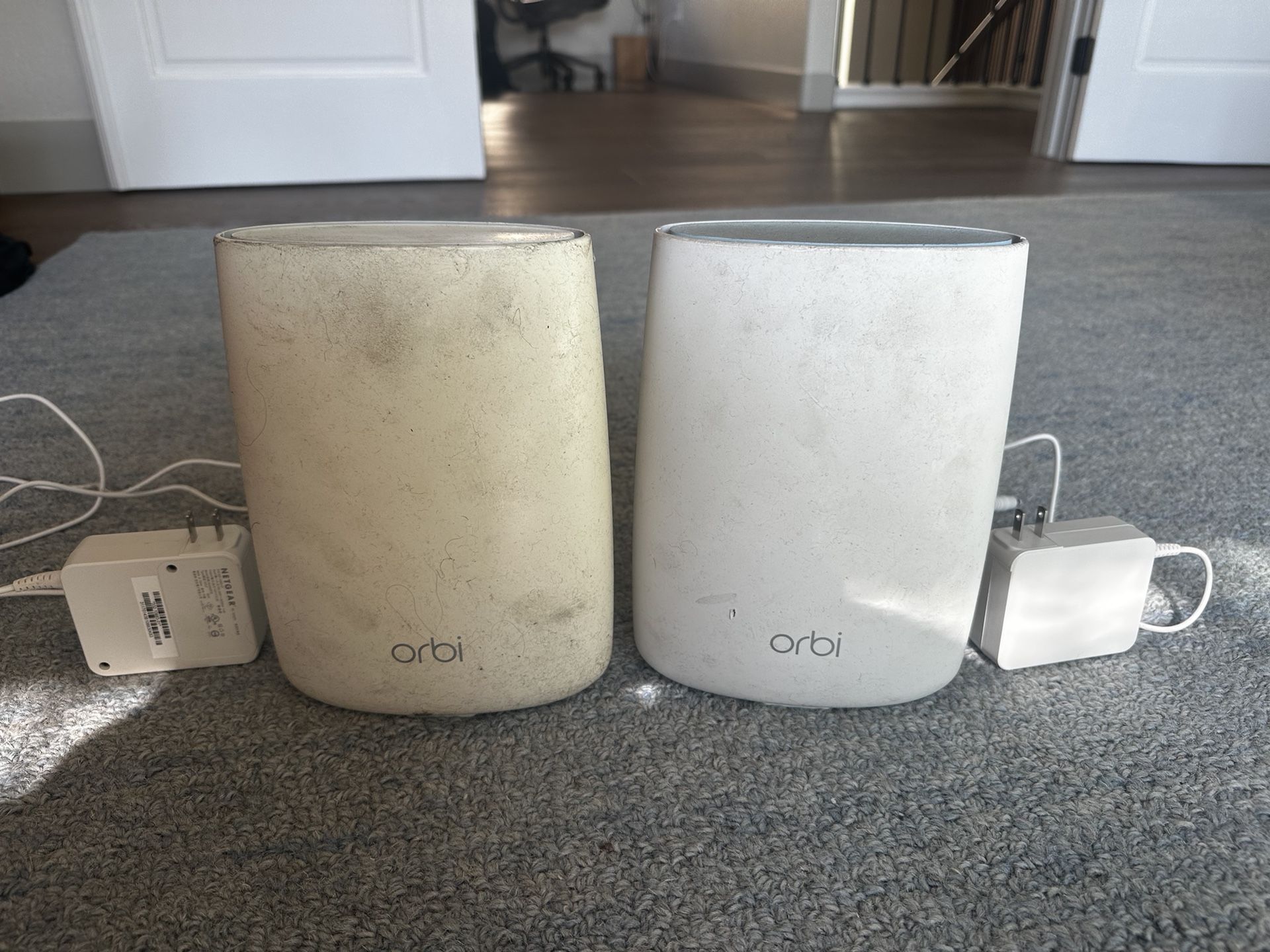 Netgear Orbi router model RBR50 and satellite antenna model RBS50