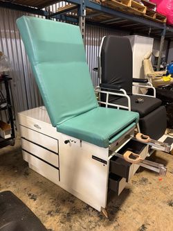 Midmark 104 exam table
