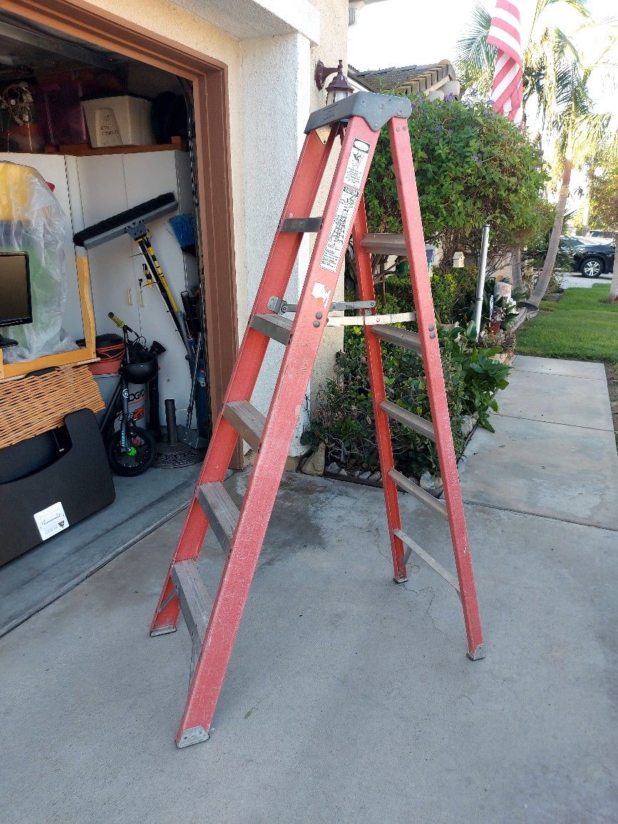 Work Good 6 Ft. Aluminum Fiberglass Ladder