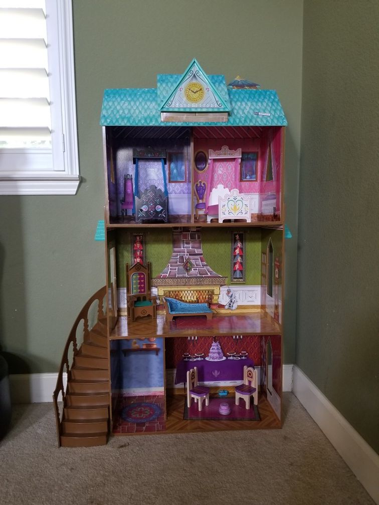 Elsa and Anna doll house, doll house.