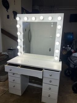 Make up Vanity and lighted mirror