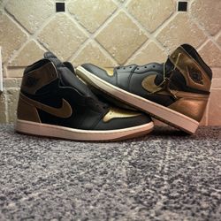 -Jordan 1 “Black Metallic Gold” -Size 11M -Og all -Brand New -Shipping available -Dm for more info