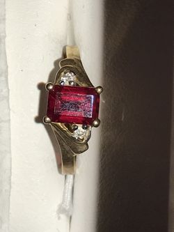 Gold ruby ring