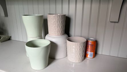 Six ceramic or porcelain pots