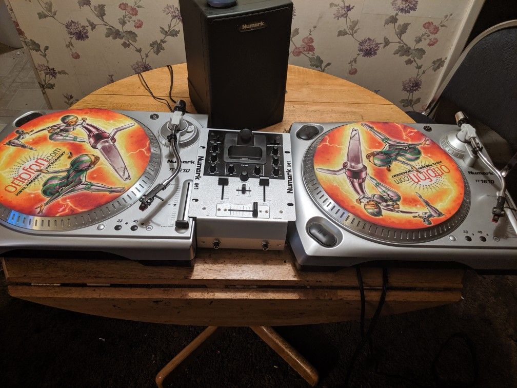 Complete DJ setup, serato turntables and mixer includes a Rane SL1 for