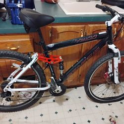  Genesis V2100 men's mountain bike
