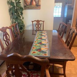 Table The 6-8 Chairs 