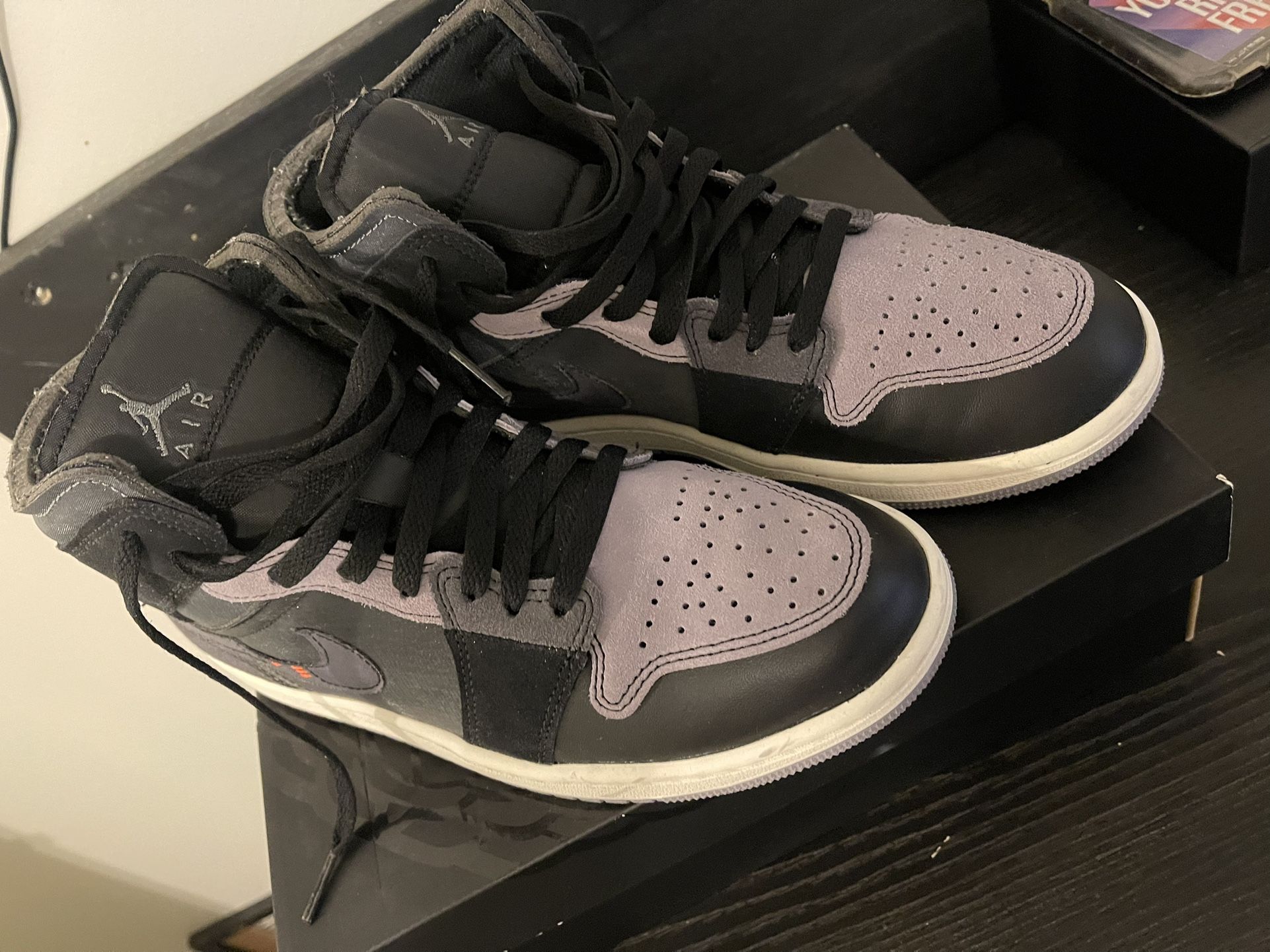 Jordan 1 Mids SE