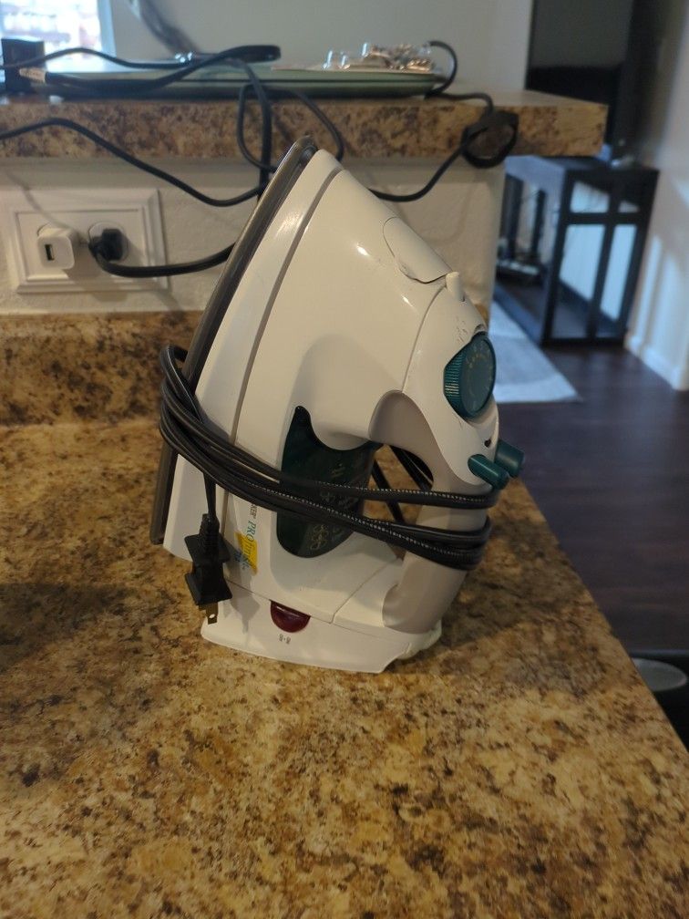 iron steam black & Decker pro finish 714 asking 20.00