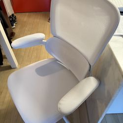 Like new desk chair white