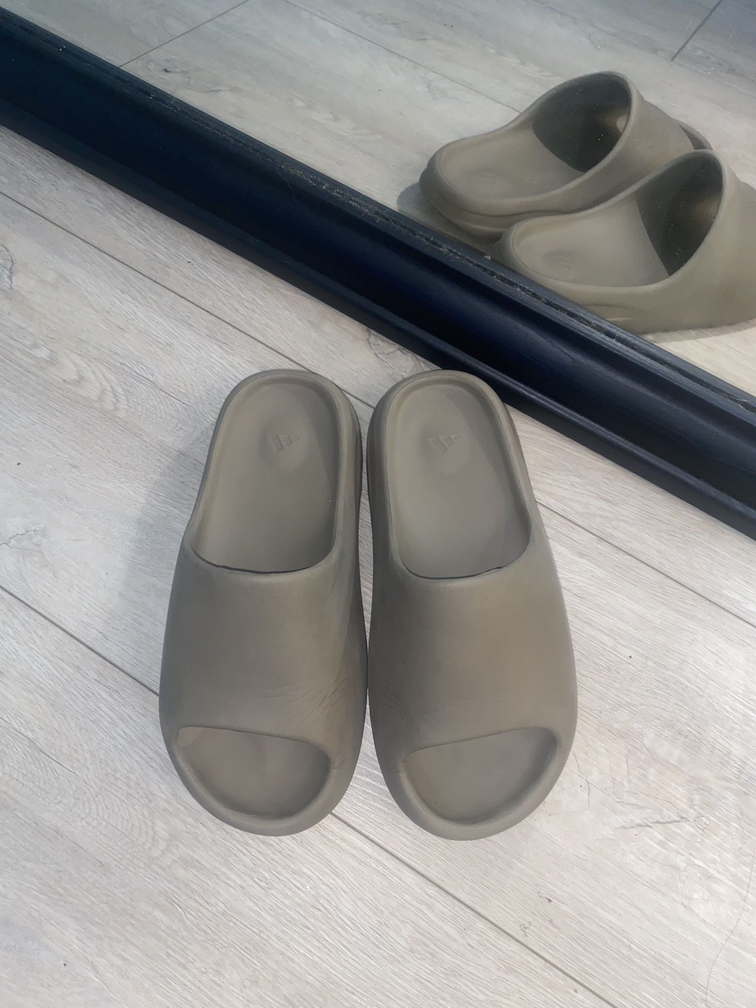 Yeezy Slides Flax / Brown Orchid
