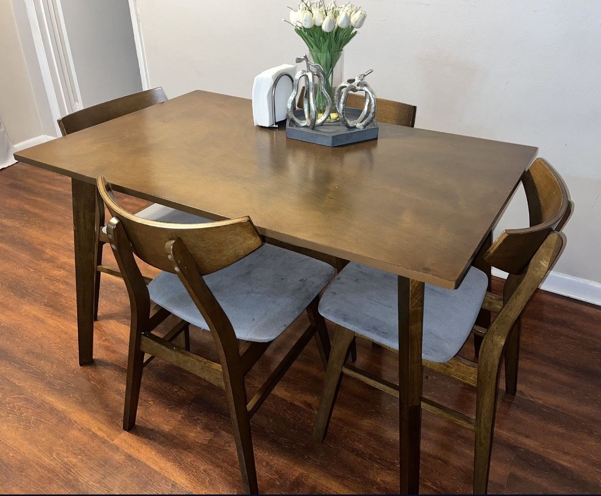 Minimalist Table Set