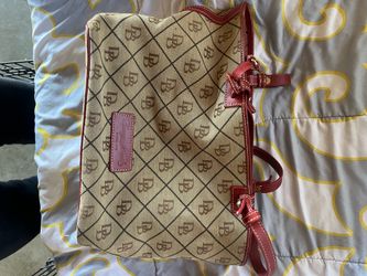 A dooney & Bourke purse 1975 need gone good condition