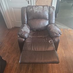 Lazy boy  Recliner Brown  Lays  Back And Very Comfy .