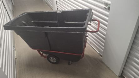 Rubbermaid Tilt Cart