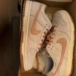 Nike dunks Rose Men Size 8 - Women 9 1/2