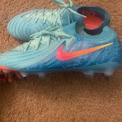 Nike phantom gx 2 elite lv8 with metal studs