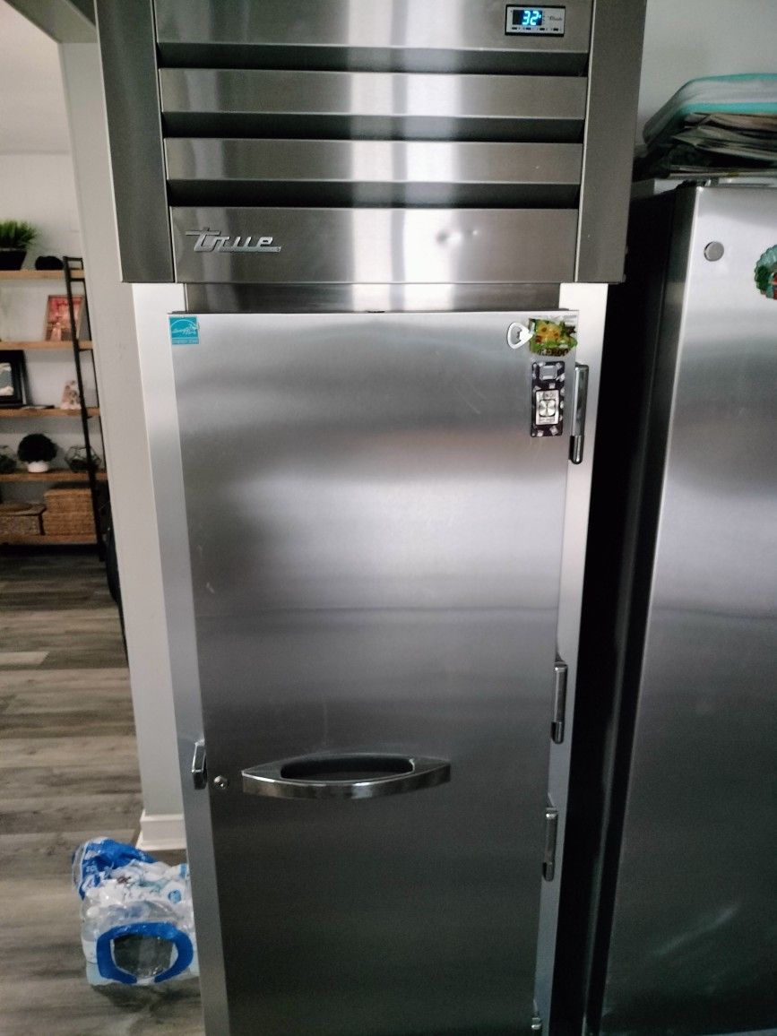 COMMERCIAL REFRIGERATOR VERY GOOD CONDITION