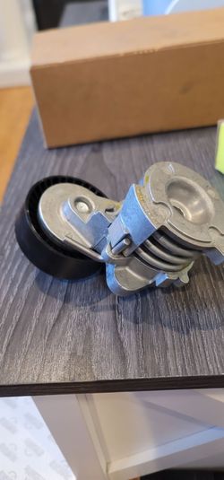 Serpentine belt tensioner